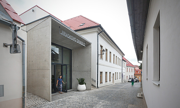 Hvězdné nebe září na sytou červenou. Česká Lípa otvírá opravené divadlo