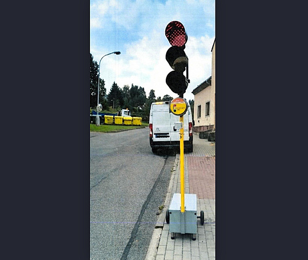 Zloděj ukradl šedesátikilový přenosný semafor, bez druhého je mu k ničemu