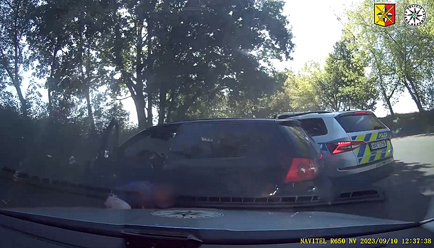 Řidič i přes varovné výstřely policistům ujížděl, zpacifikovali ho až taserem