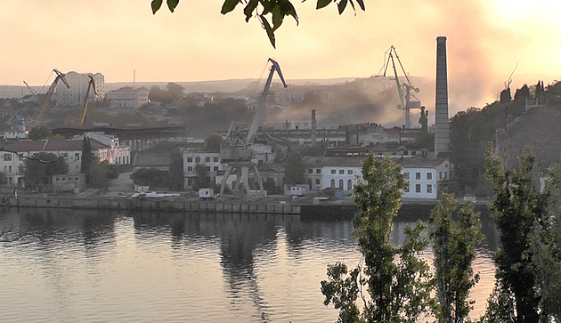 Sevastopol v ohni. Ukrajinci trefili loděnici Rusů, zasáhli loď a ponorku