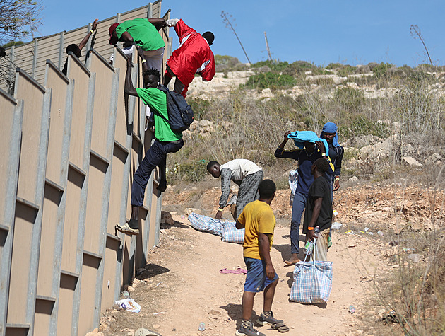 Lampedusa vyhlásila kvůli migrantům stav nouze. Je to apokalypsa, říká farář
