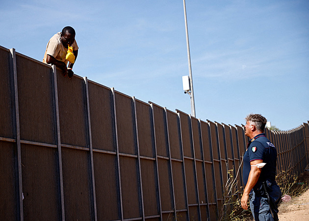 Zoufalství na Lampeduse. Příliv ilegálních migrantů dramaticky narostl, pomoc Tuniska vázne