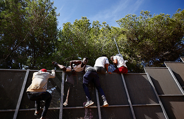 S úsměvem a Meloniovou, von der Leyenová je na Lampeduse zmítané migranty