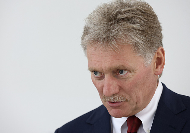 Peskov mluvil o zrádcích za „dvanáct stříbrných“. Na internetu se mu smějí