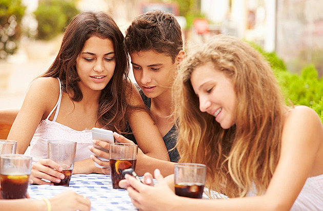 FOMO je temná stránka sociálních sítí, ohrožuje hlavně dospívající
