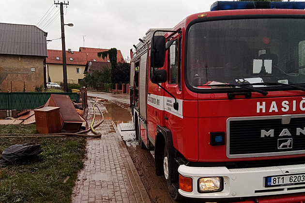 Obec u hranic zaplavila voda s bahnem, děti místo školy pomáhaly uklízet