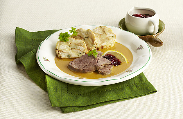 Srnčí svíčková: Recept na srnčí maso s kořenovou zeleninou a smetanovou omáčkou