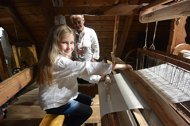 Na Veselém Kopci oživili lnářskou tradici, tkát se bude na stavu z roku 1812