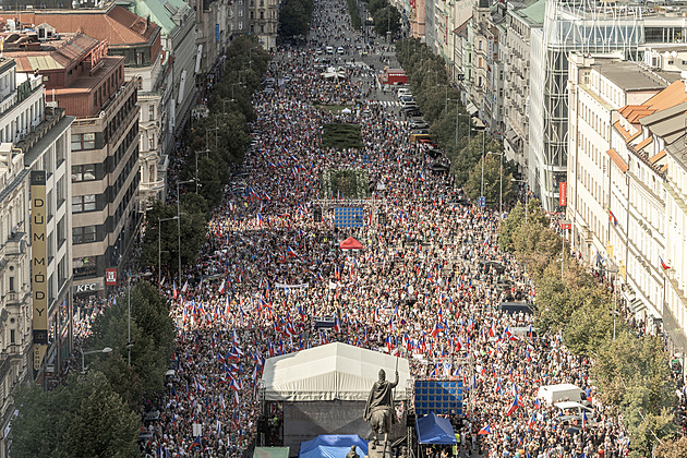Demisi, táhněte, křičí na protivládní akci v Praze tisíce lidí, dav míří k Letné