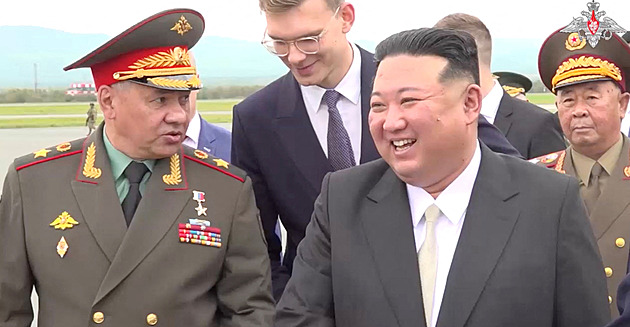 Šojgu se ve Vladivostoku chlubil bombardéry i fregatou, Kim se jen usmíval