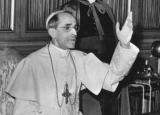 O zvěrstvech nacistů papež Pius XII. věděl, dokazují tajné dopisy s pobočníkem