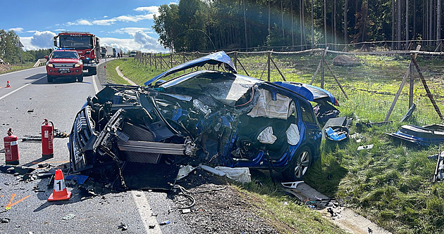 Na Příbramsku se srazil autobus s osobním autem, jeho řidič je vážně zraněný