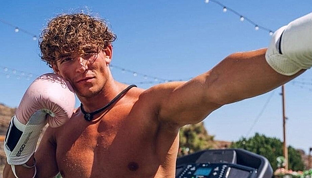 Budou tam holky v plavkách, řekl jsem doma a jel, říká o Love Islandu Vlček