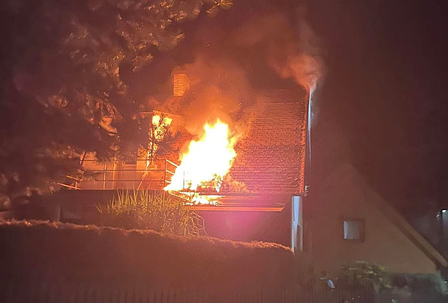 Na Vsetínsku hořela došková střecha, plameny napáchaly na domě škodu za milion