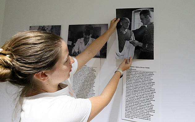 Výstava připomíná historii podniku Tosta, který kdysi oblékal půlku národa