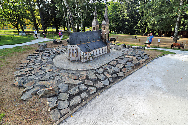 Park miniatur nově zdobí Vyšehrad, mohutný skalní masiv usadila těžká technika