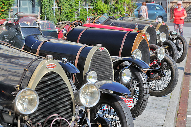 Krásné bugatky oslnily Karlovy Vary a připomněly počátky rozvoje motorismu