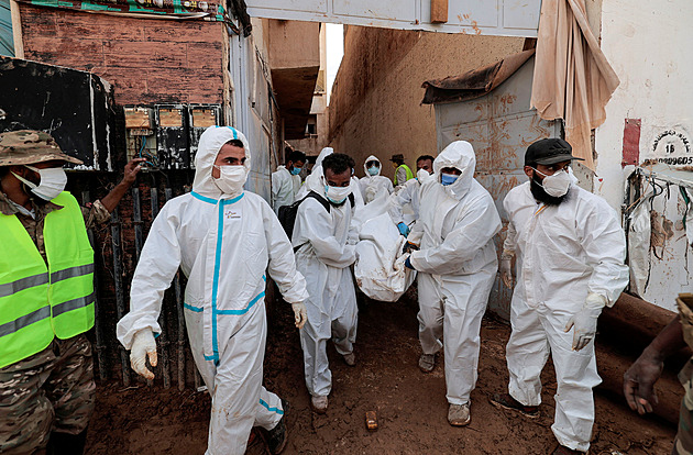 Zůstat s infekcí, nebo jít minovým polem. Libyjci po záplavách řeší kruté dilema