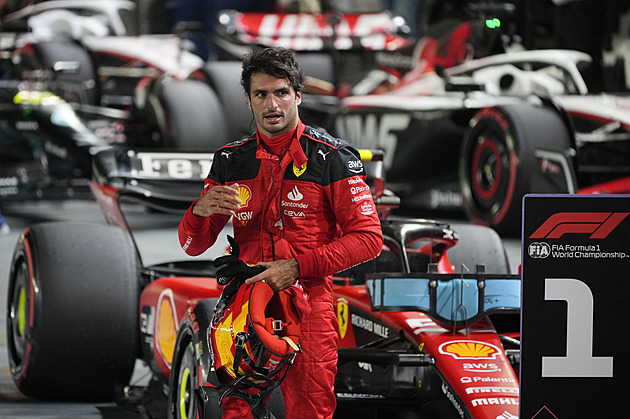 Kvalifikaci v Singapuru ovládl Sainz, naštvaný Verstappen dojel jedenáctý