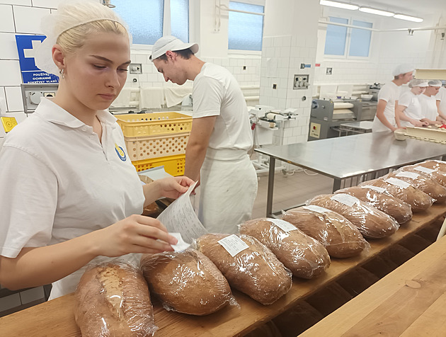 Žáci a studenti pekli chléb z ukrajinské mouky, pomůže slabším rodinám