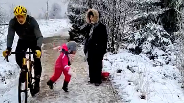 Cyklista srazil kolenem dítě, domohl se odškodnění za virální video