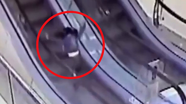 VIDEO: Čtyřletá dívka upadla na eskalátoru, ten jí rozdrtil několik prstů