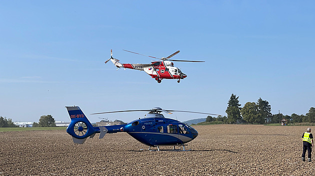Na Berounsku spadl u rodinného domu ultralight, v letadle zemřeli dva lidé