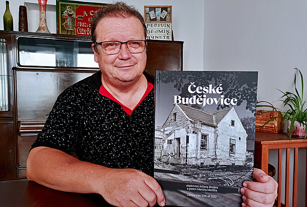 Milan Binder drží svou novou knihu o Budějovicích.