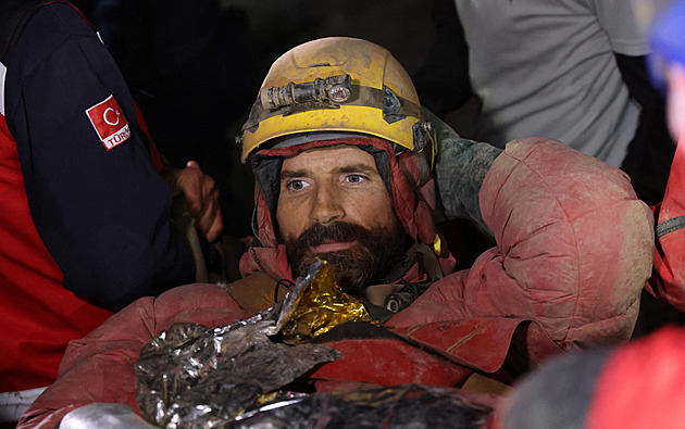 Záchranáři vyprostili amerického speleologa z jeskyně Murca. Je v péči lékařů