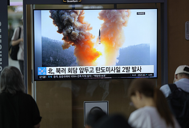 Zatímco je Kim v Rusku, Severní Korea odpálila další dvě balistické rakety