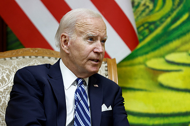 Dobrý večer, Vietname. Blábolícího Bidena vypnuli uprostřed věty a dali jazz