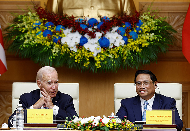 USA povyšují vztahy s Vietnamem. Biden odmítl čínská slova o studené válce