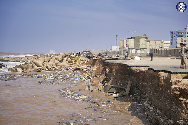 V Libyi hledají po smrtonosných záplavách na deset tisíc lidí, voda brala vše