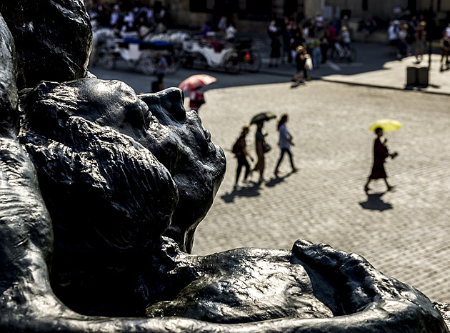 Výprava do sochy Jana Husa. Restaurátoři se po letech podívali do nitra pomníku