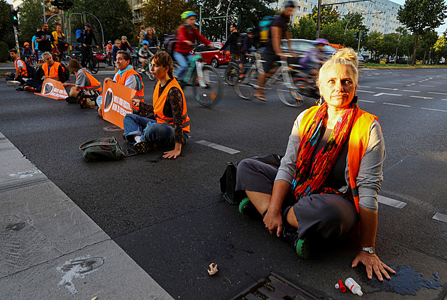 Soud v Berlíně potrestal aktivistku osmi měsíci vězení. Blokovala dopravu