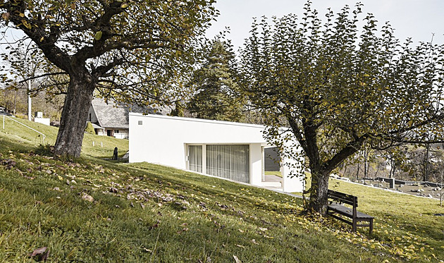 Bílý dům se skrývá ve svahu, vše zde pamatuje na pohodu a klid