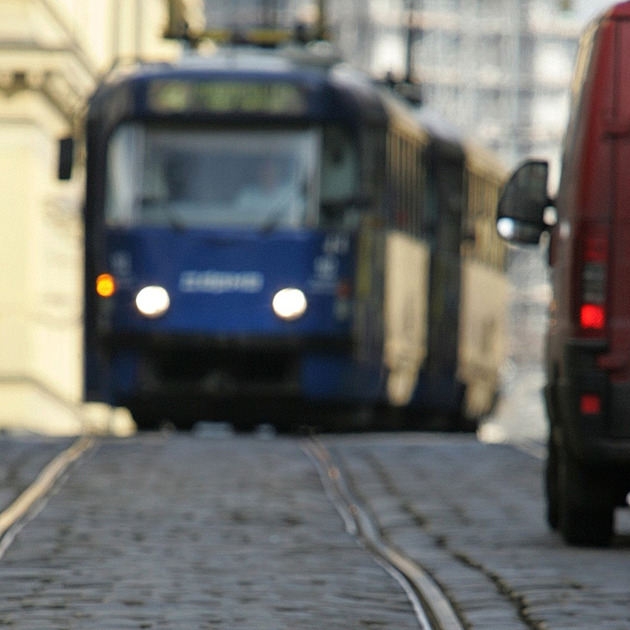 V tramvajovém kolejišti našli mrtvého muže, patrně se vezl na spřáhle mezi vozy