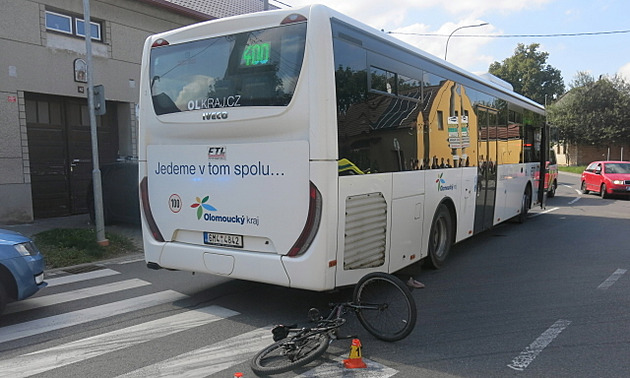 Devítiletá cyklistka s mobilem v ruce si nevšimla autobusu, přejel jí nohu