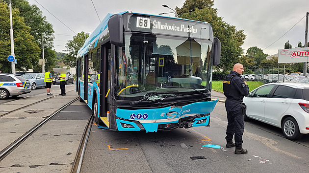 Řidič auta nedal v Ostravě přednost autobusu na hlavní, zraněno je osm lidí