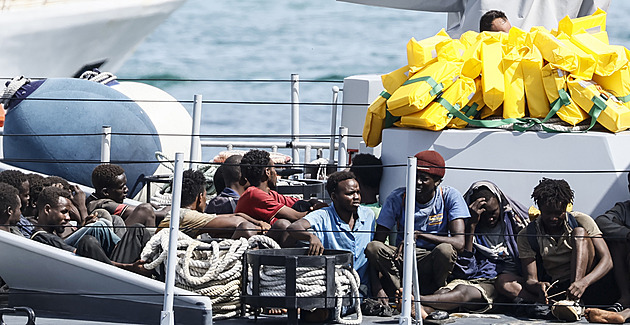U italské Lampedusy zahynuly více než dvě desítky migrantů. Převrátila se s nimi loď