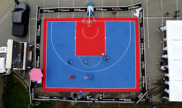 OBRAZEM: Stovka na plakátu, rekord v Beskydech. Basketbal začal rok oslav