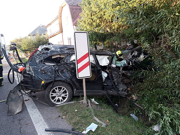 Auto po smyku na přejezdu narazilo do stromů, nepřipoutaný řidič vypadl