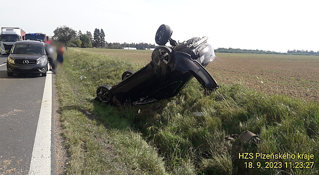 S kradeným vozem v protisměru naboural dvě auta a utekl, hledají ho policisté