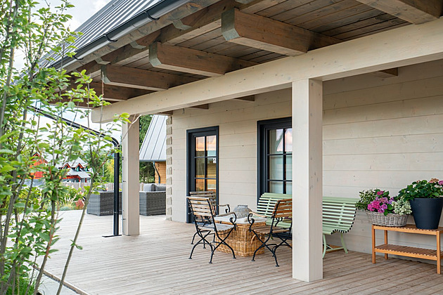 Roubenku u Hřebečné postavila sama na dálku. Stálo to hodně sil i peněz