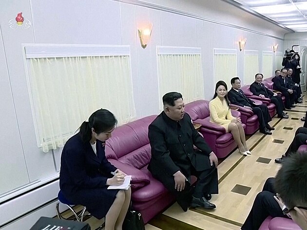 Severokorejsk dikttor Kim ong-un ve svm vlaku, Kesla jsou u pealounna,...