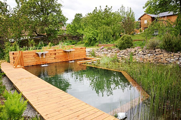 Koupac� jez�rko v Hybr�lci. I takto vypad� po dokon�en� pr�ce Evy Stokl�skov� a...