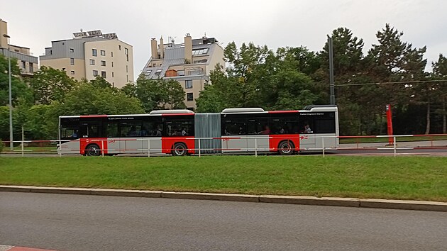 <p>Dopravní podnik hlavního města Prahy  nasadil do provozu nový kloubový autobus v novém barevném schématu PID. Snímek jsem pořídil na stanici Strašnická. Jednalo se o autobus typu Iveco Streetway 18M,který byl vyroben v Turecku.</p>