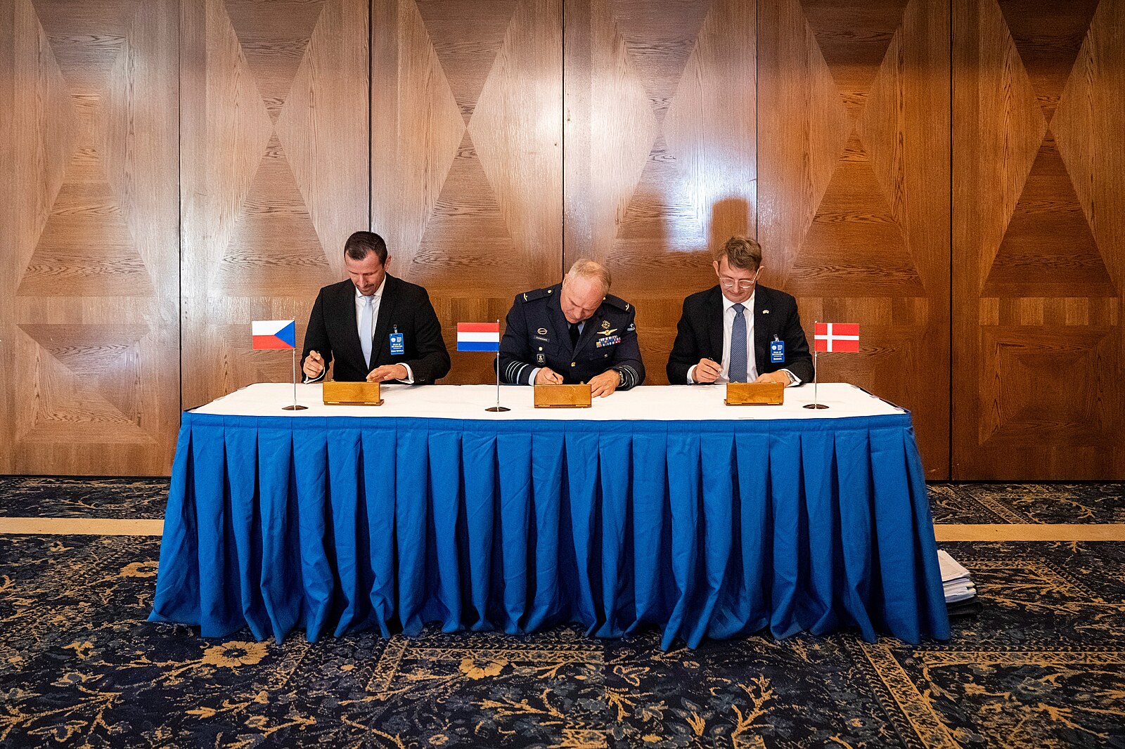 Češi dodají Ukrajině tanky či houfnice, zaplatí je Dánsko a Nizozemsko