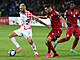 Chorvatsk fotbalista Marcelo Brozovi (vlevo) brnn Eduardem Spertsyanem z...