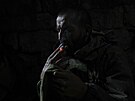 Ukrajinský voják kouí v zákopu u vesnice Andrijivka nedaleko Bachmutu (16....